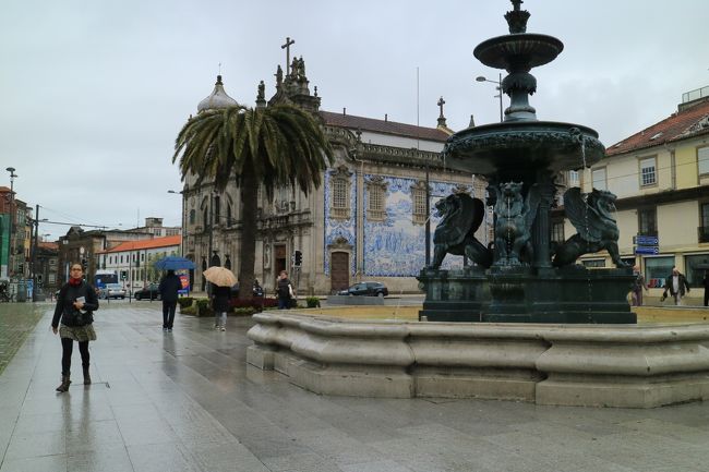 店を出ると雨は小降り。<br />広場の向こうにアズレージョを施した教会がある。