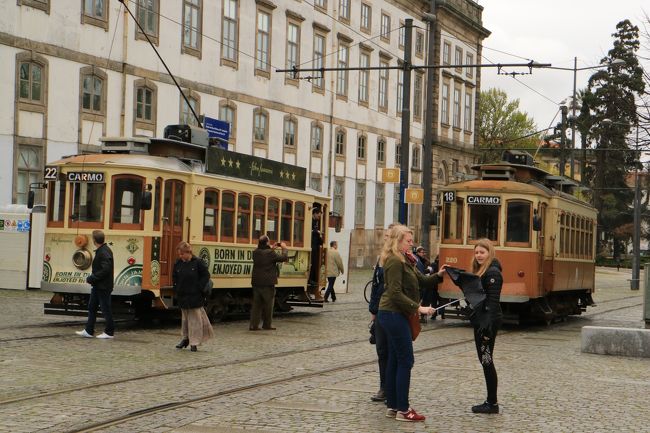 教会の前は２路線の乗り換えポイントになっている。