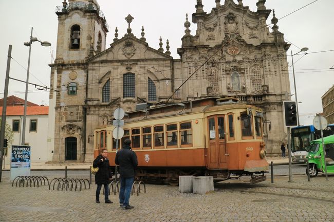 もう一つの電車が発車したのでこちらも教会と一緒に。