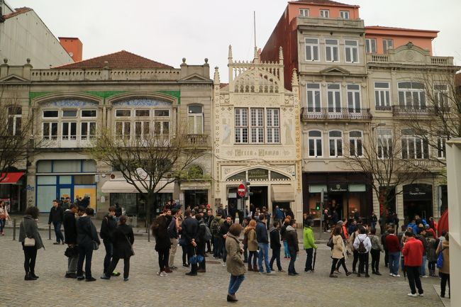 書店（白い建物）の前に戻ると、チケットを買うのにすごい行列。土曜日だからかな。