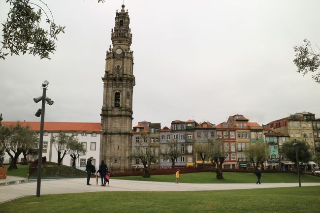 近くにクレリゴス教会の塔。ポルトのランドマークでどこからでも見える。