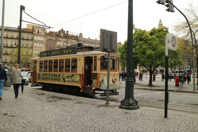 ポルトの中心地リベルダーデ広場