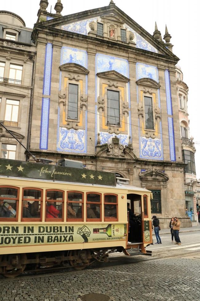 広場の横アズレージョを施したコンゲレガドス教会とトラム。