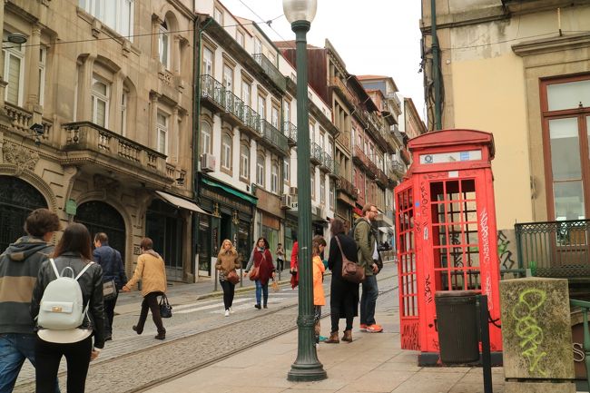 電話機のない電話ボックス。<br />なくても街並みに似合う。