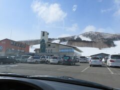 １時間ちょっとでサホロスキー場。初めてです。
昨シーズンに行ったメムロスキー場（ http://4travel.jp/travelogue/10964866 ）は本日で営業終了なので、足を伸ばしてみました。