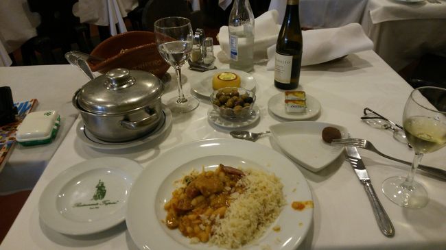 歩き回り、昼は、ガイドブックに載っていた店「トリペイロ」に入り、ポルト風モツ煮込み料理をいただいた。<br />何十席もあるのにお客はオレ一人、ウエイターにガイドブックの料理を示し注文、日本人とわかると愛そうがよくなった。<br />鍋いっぱいにモツ煮込みを持ってきた。それをライスに添えていただく。<br /><br />ＪＴＢ発行のガイドブックのトップページにあった店。日本人のツアーが多いのかと聞いたら、そうだと。なるほど席が多いわけだ。