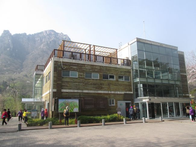 雪岳山ロープウェイ（ケーブルカー）乗場、この建物の中に乗場があります