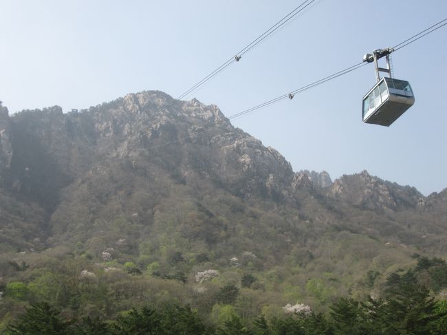 雪岳山小公園から見るロープウェイ（ケーブルカー）