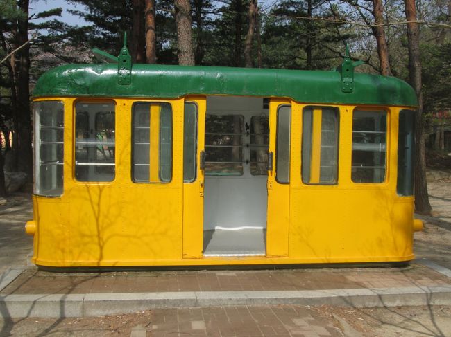 雪岳山小公園内に以前利用していたロープウェイ（ケーブルカー）の車両がありました