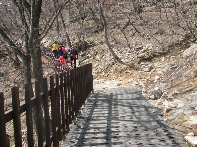 雪岳山権金城、ロープウェイ（ケーブルカー）頂上駅から遊歩道を歩いて山頂に向かいます