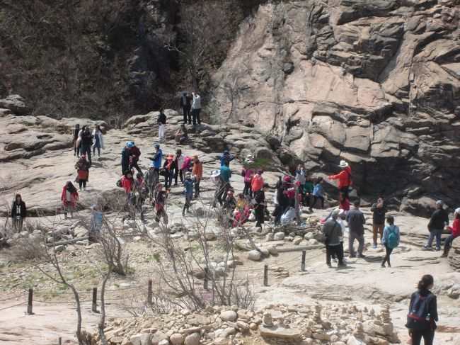 雪岳山権金城に多くの観光客が来ていました
