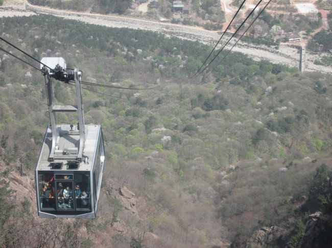 雪岳山権金城のロープウェイ（ケーブルカー）を頂上駅からみました