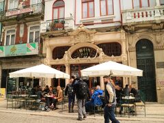 1921年創業のマジェスティックカフェ。
席が空くのを待ち、入り口近くの席に通された。