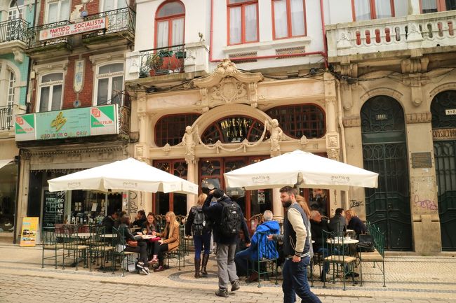 1921年創業のマジェスティックカフェ。<br />席が空くのを待ち、入り口近くの席に通された。