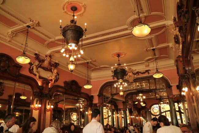 クラシカルな内装に目を奪われた。<br />ハリーポッターの作家、ＪＫローリング氏もよく店に来ていたとのこと。