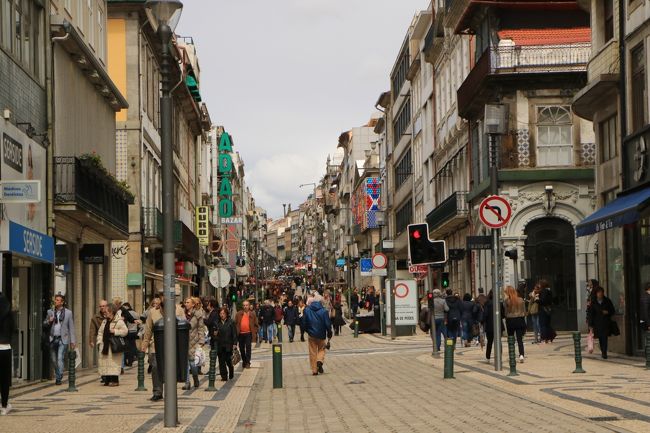 有名なカフェがあるのでそこに向かった。<br />カフェのある通りは人通りが多い。