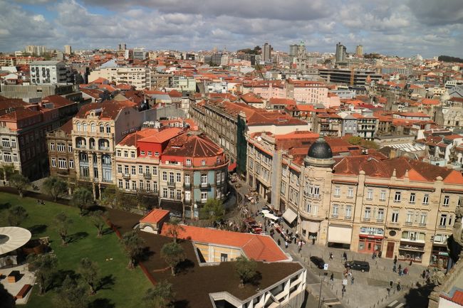 左手が先ほど入った書店がある。