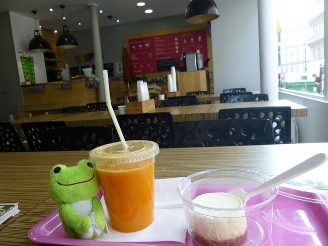 途方にくれちゃって、とりあえずヘルシー系なカフェで休憩<br /><br />モロー様は容易に近づけないのね<br />またパリにおいで、ってことね<br /><br />さて、どこに行こう。この後は飛行機だから、足を延ばして迷子になっている場合じゃない<br />よし、パリのパサージュ巡りをしよう！