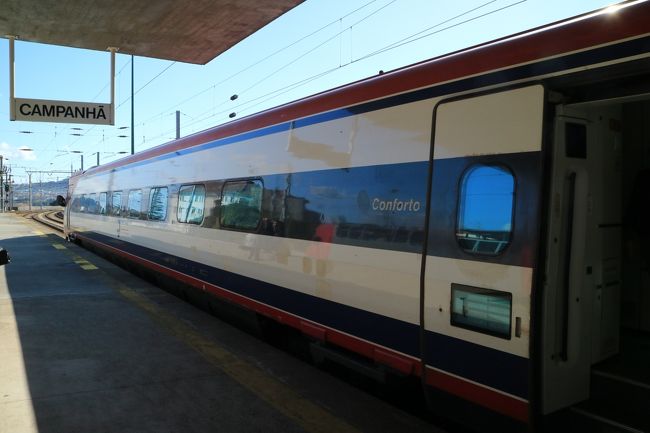 カンパニアン駅で４時45分のリスボン行きがあった。<br />高速列車アルファペンドゥラール。