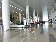 定刻よりも 早目に到着 関空からフライト時間 5時間ちょい

ピカピカの ノイバイ国際空港 

荷物を受け取って 左奥にあった 両替ブースで

日本円 １万円を 両替

　1,921,100ドン　百九十二万一千百ドン　100円＝192.11ドン