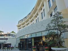 ベトナム　ハノイのお宿は

　ヒルトン ハノイ オペラ ホテル

ホアンキエム湖はもとより 旧市街にも徒歩圏内!!

ノイバイ空港から タクシーで30分ちょい 368,000ドン

チップ込みで 400,000ドン（約2,000円）支払いました　 