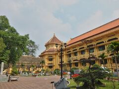 宿泊していた ヒルトン ハノイ オペラ ホテルのすぐ裏手 

国立歴史博物館 Bao Tang Lich Su Viet Nam

　インドシナ様式の美しい建物

　　1932年 フランス人の建築家 エブラールの代表作