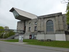 さて、ここには一体何があるのかというと...これです。

「ドク・ツェントルム（Doku-Zentrum）」と呼ばれる大規模な展示博物館があります。
正式名称!?「Dokumentationszentrum Reichsparteitagsgelaende」。
日本語で「帝国党大会会場文書センター」です。