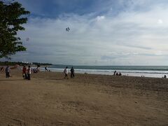 ホテルから先ほど通ったレギャン通りまでタクシーで戻り、渋滞に入る手前で降ります。
そこからパンタイ・クタ通り方面へ徒歩でブラブラ。
ガイドブックで見つけたアロマショップ「バリ・ハルム」で買物したりしながら歩いていると、クタビーチへの門があったので入ってみました。
まだ明るく見えますが、時間はもう18時。
海に入っている人はほとんどいなかったけど、砂浜は結構賑わっていました。