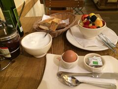 朝は近くのル・パンで。
フルーツボウルをチョイス。わぁい。
チョコスプレッドとか、なーんにも考えないで重たいお土産もいっぱい買ってしまった…まだまだ旅は続くのに。
でも、日本じゃお店の数少ないからなかなか買いに行けないしね！
