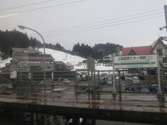 臨時駅の「上越国際スキー場前駅」

ほとんど駅前には雪がありません。
雨交じりの雪なのでこの状態ではあんまり滑りたくないですね〜。