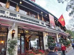 下が カフェで 上がレストラン