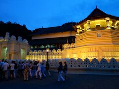 仏歯寺へやって来ました。拝観料1000Rs(800円ほど)　高い！
入口では厳重なセキュリティ･チェックもあります。

寺院内に奉納されている仏歯は、紀元前543年にインドで仏陀を火葬した際、
手に入れたものとか。