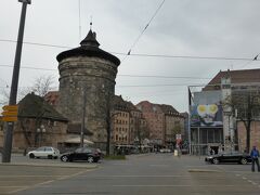 2015年4月25日（土）午後12:45。
ドク・ツェントルムから戻ってきて再びニュルンベルク中央駅前。
駅前には、フラウエントーア塔という円筒形の塔が建ってます。
城壁で囲まれたニュルンベルクの町の見張り塔でした。
