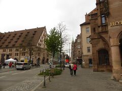 それでは、城壁内の旧市街を散策しに行きましょう〜♪
フラウエントーア塔の脇から伸びるメインストリート・ケーニヒ通り（Königstr.）を進みます。