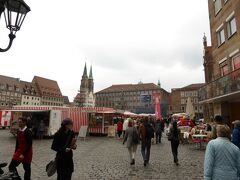 ペグニッツ川を渡ると中央広場（Hauptmarkt）。
