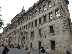 泉から更に奥へと進んで行くと、右側に旧市庁舎（Altes Rathaus）があります
