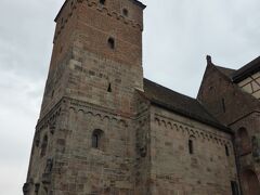 カイザーブルク（Kaiserburg）はもともと1040年頃にハインリヒ3世によって建てられ、15世紀頃に現在の形になった神聖ローマ皇帝の城。
居城や議会会場として16世紀頃まで使用されたそうです。
