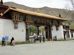セラ寺。ラサ市の中心部から北へ８キロに位置するセラ寺はガンデン寺、デプン寺と並びラサ三大寺院の一つである。１４１９年チベット仏教の創始者ツォン?カパとその門弟ツォチェン?チュジェによって建立された。５００年以上の歴史を持ち、かつては仏教大学であったため、町の中心からは離れた場所に建てられている境内には本堂、大集会場、異邦堂、下方堂、真言堂の他、僧たちの居住する僧房が建ち並ぶ。明治から大正時代にかけて日本の仏教学者河口慧海と多田等観の二人が滞在し、修行したことでも知られている。