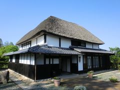 公園内にある、葦辺の館です。

葦ぶき屋根の、くど造りの民家が復元されてます。