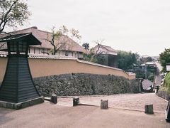 旧大原邸の角から眺める「酢屋の坂」、

杵築を代表する景観ポイントで、杵築の町が坂の町との所以です。