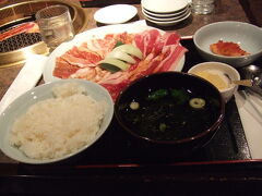 私と姉は「牛カルビ200g：1000円」

高尾山へ行く前に、八王子：安楽亭で焼肉を食べました。ここは安くて湯名ですが、ランチメニューはさらに安くて絶対にお勧めです。私と姉は「牛カルビ200g：1000円」、母は「石焼ビビンバ：750円」を注文しました。