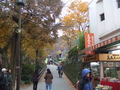 高尾山口からケーブルカーの高尾山駅まで川沿いの道を歩きました。