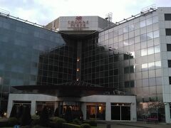 　2016年４月14日（木）旅行２日目
「クラウンプラザスキポール」ホテル外観
WI-FIは部屋でも無料でした。