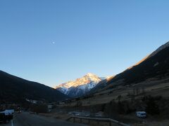 ドライブする事、約１時間。
ヴァルセニ（Val Cenis）スキー場へ到着！　月と雪山が見える！！