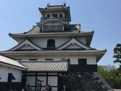 大通寺から歩いて…途中昼食を挟み、向かうは琵琶湖畔に建つ「長浜城」。