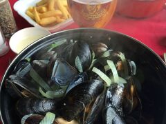 一通り歩いてお土産の目星もつけたところで、まだ18時すぎ。
でも、空腹に耐えられず。お店がわからないので、ネットの口コミで高評価のお店に。でも、お客さんがひとりもいなくてガラーンとした感じ。
入り口のメニューに食べたいメニューも見当たらなくて踵を返そうとしたら、お店の人が出てきて、ウェルカムな感じ。
一人旅の東洋人だし、変な席かなー？なんて思ったら、窓側の良い席に案内してくれて、とても感じも良くて良かった！
オススメのビールとムール貝、フリッツでお腹いっぱい。食べてる間にどんどん人が入ってきて、あっと言う間に満席に。
早くに行っちゃっただけだったのね。