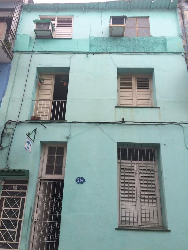 ハバナ到着が夜中だったため、最初の２泊は事前にインターネットで予約しておきました。旧市街と新市街の間、セントロと呼ばれるエリア。