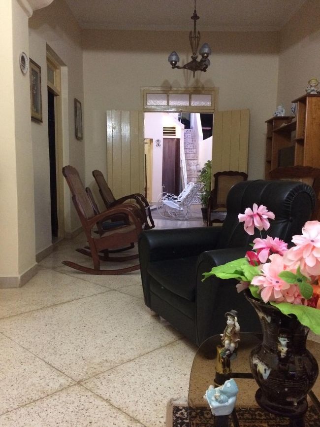 玄関入ってすぐのスペース。テレビが置いてあって、リビングのような感じ？