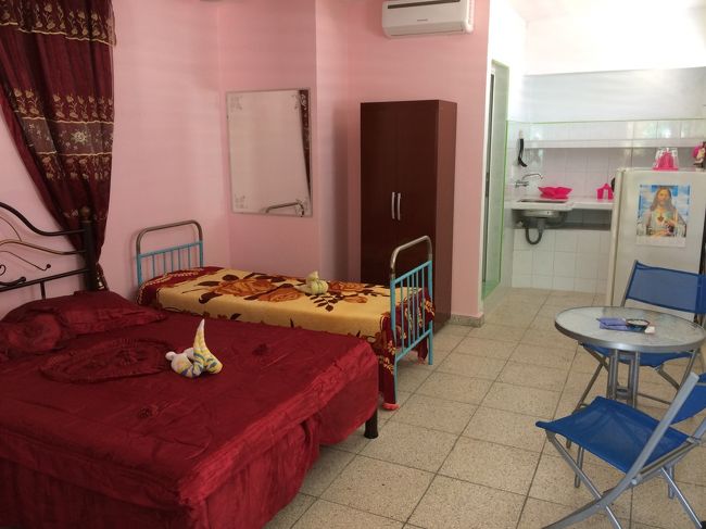 ここもやっぱり、ダブルベットとシングルベット。<br />シンクと冷蔵庫もあり。