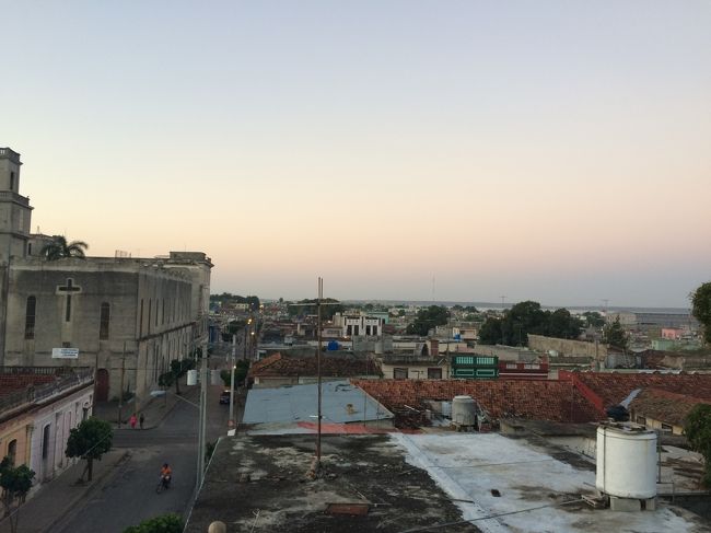 テラスからの眺め。<br /><br />ここはトリニダーのCasaのオーナーさんに紹介してもらいました。<br />ハバナのオーナーさんとも友達のようでした。Casaネットワークみたいなものがある様で、こんな風にひとつのCasaから次々へと紹介してもらえました。<br /><br />事前に調べていたときは、Casaのオーナーさんはバスターミナルに客引きに来るようなので、そこで決めればいいか、と思っていました。実際、自分で交渉すれば値下げしてもらえたりもあるかもしれません。今回紹介してもらったCasaはどこも標準的な値段（国で決められている？）で宿泊しましたが、どこもとても気持ちよく過ごせてよかったです。
